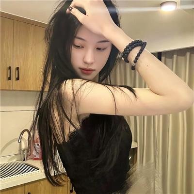 高墙、黑色与帅小伙